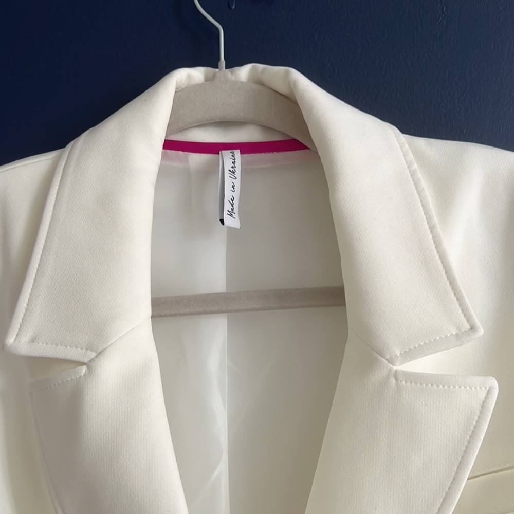 ASYOU Cropped Double Breasted Blazer in White - Picture 7 of 8